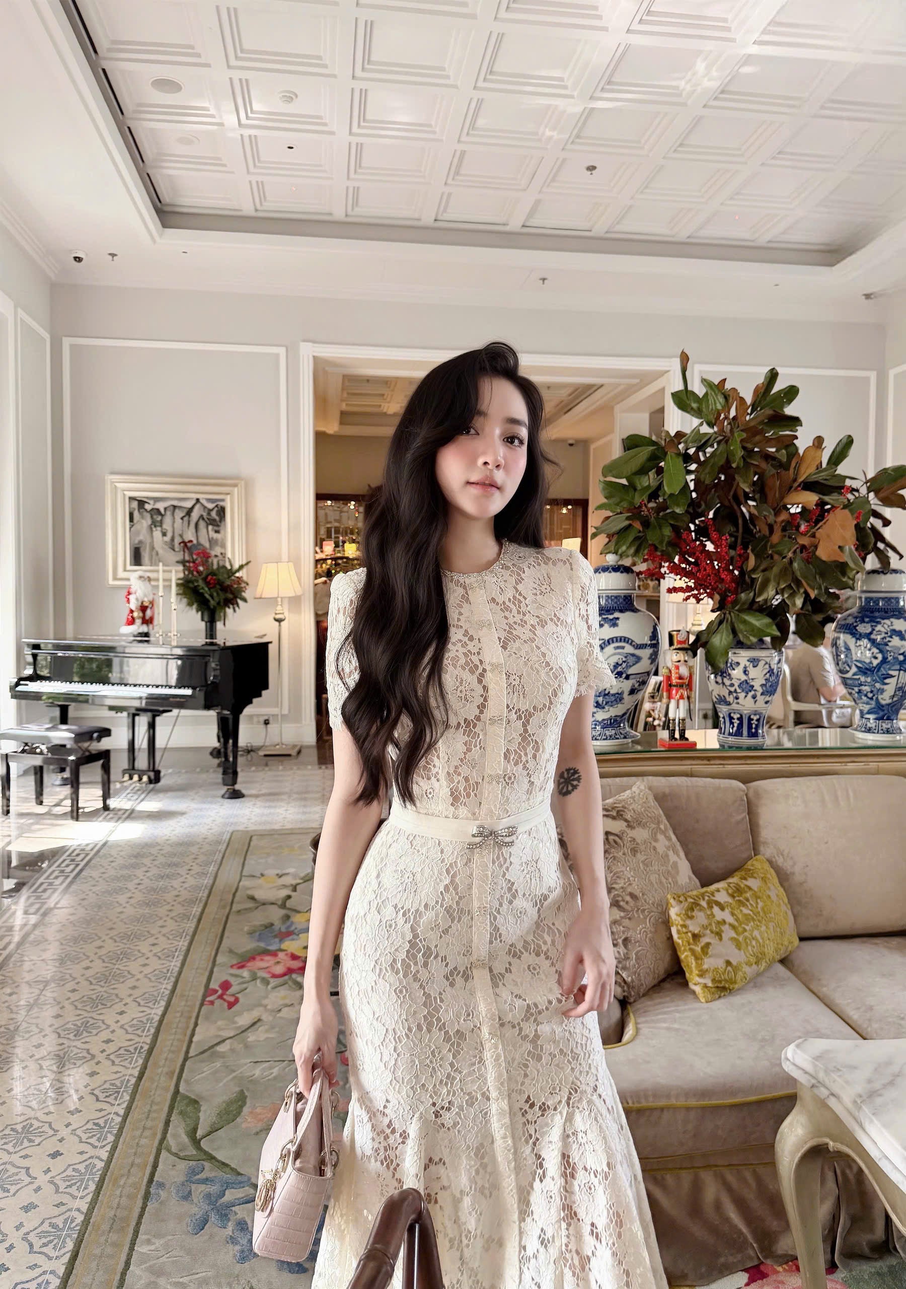 Short-Sleeve Lace Mermaid Dress with Bow Detail