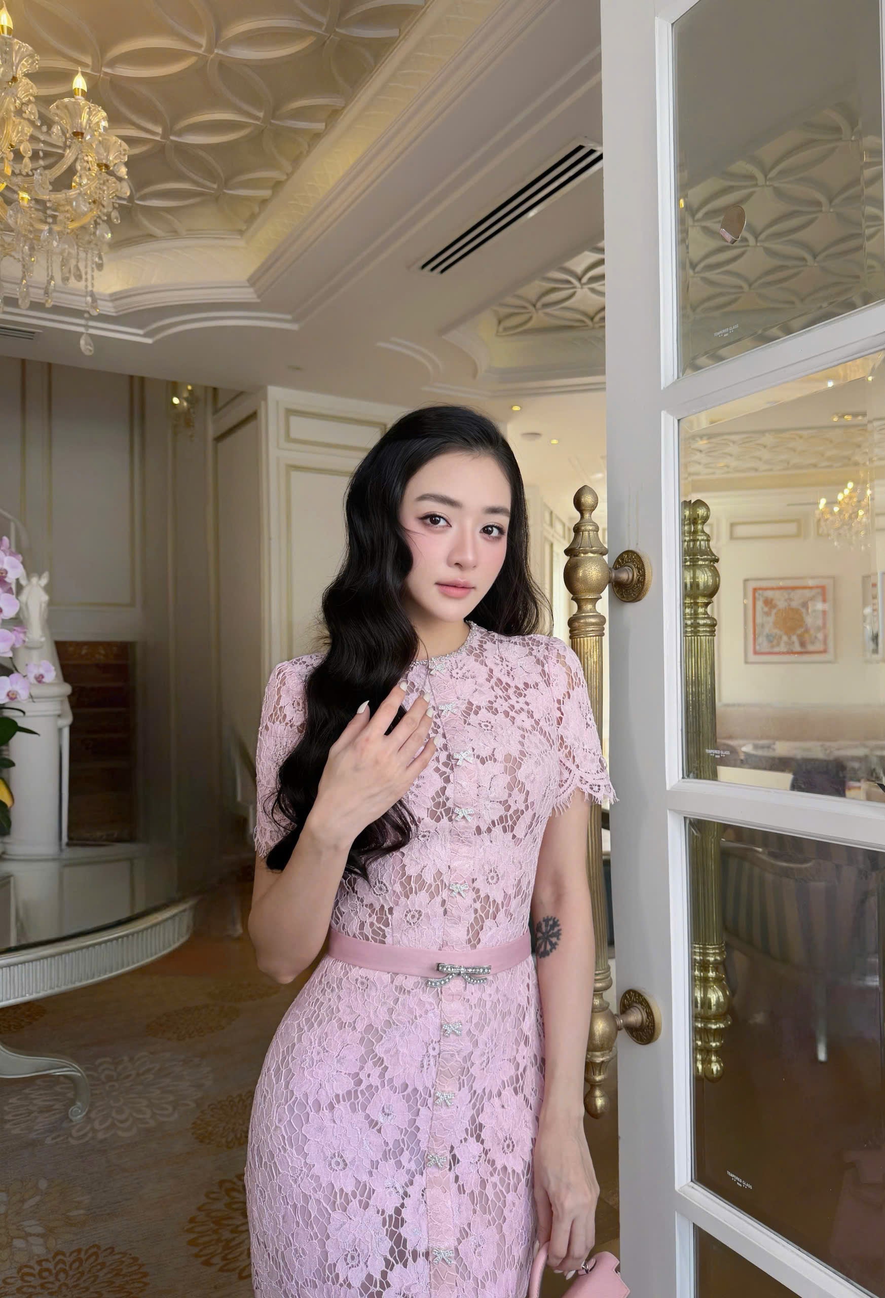 Short-Sleeve Lace Mermaid Dress with Bow Detail